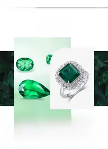 Détail d'une bague avec émeraude rectangulaire et zircons blancs en argent S925 poli