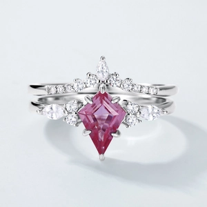 Makroaufnahme: Ring mit rosa Schmuckstein im Kite-Schliff und V-förmiger Diamant-Beisteckring