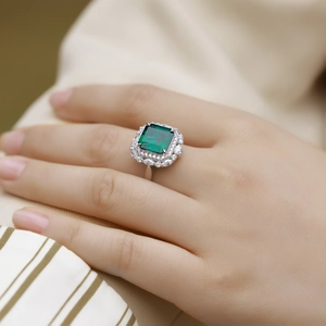Bague vintage avec cristal vert taille émeraude et monture en argent S925 massif