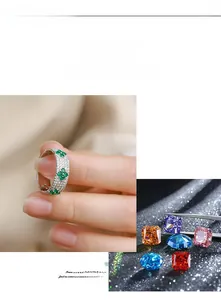 Détail de la bague en argent S925 avec trèfle en zircon vert et gemmes brillantes