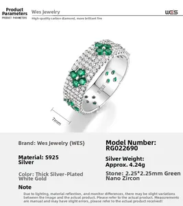 Détail d'une bague en argent S925 de 7mm avec trèfle vert et paramètres du produit
