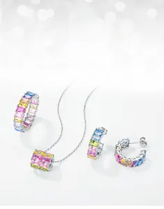 Détails du coffret bijoux avec pierres de zircone multicolores et pendentif arc-en-ciel