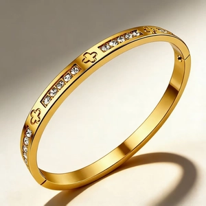 Detailansicht eines roségoldenen Kleeblatt-Armbands mit Zirkonia-Mikropavé-Besatz