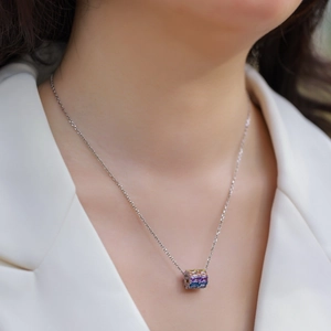 Collier en argent S925 avec pendentif cylindrique serti de zircons aux couleurs arc-en-ciel