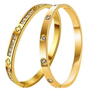 Roségold-Armreifen aus Titanstahl mit Kleeblatt-Muster und Zirkonia-Steinen im Set