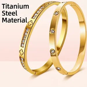 Roségoldene Armreifen aus Titanstahl mit Kleeblatt-Design und Zirkonia-Steinen