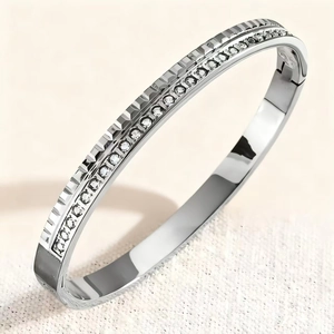 Bracelet élégant en acier inoxydable avec cristaux et détails texturés à double rangée