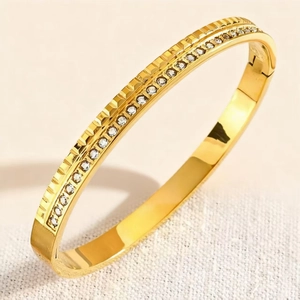 Bracelet en acier inoxydable doré avec zircons brillants et design à texture nervurée