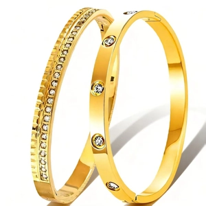 Bracelet élégant en acier titane plaqué or 18 carats avec pavé de zircons brillants