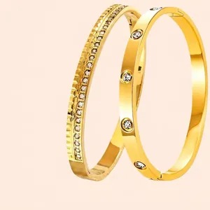 Bracelets luxueux en acier titane doré avec motif à vis et incrustation de cristaux brillants