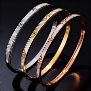 Bracelet Jonc en Acier Inoxydable avec Nacre et Strass pour Femmes Luxe Or Argent Chiffres Romains Trèfle Bijoux Elégants