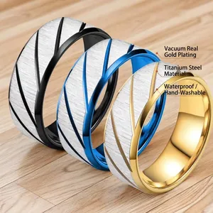 Titanstahlringe für Herren mit strukturierten Diagonalstreifen in Silber, Gold und Blau