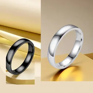 Minimalistische roestvrijstalen ringen in zilver en zwart met vacuüm plating afwerking
