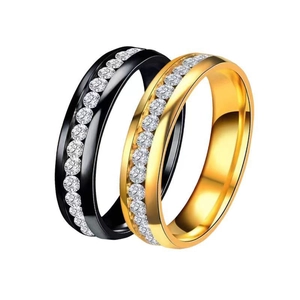 Bagues en acier inoxydable noir et or avec une rangée de diamants étincelants incrustés