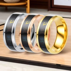 Primer plano de tres anillos con sensor de temperatura en acabados plata, oro rosa y oro