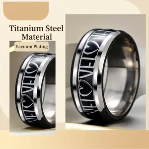 Bague en acier titane avec placage sous vide noir et argent, motif cœur et gravure