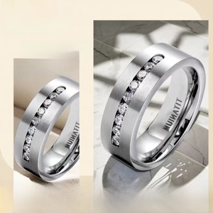 Bague en acier titane brossé pour hommes avec placage sous vide et zircone incrusté
