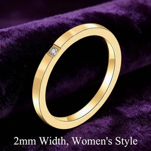 Details von 2mm dünnem Titanstahlring mit eingelegtem Diamanten auf Samt