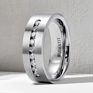 Vue macro d'une bague en titane brossé avec huit pierres de zircone rondes de haute qualité