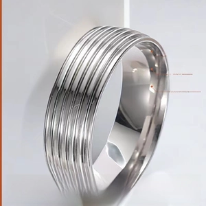 Detail eines gerippten Titanstahlrings mit Vergoldung und wasserfester Textur