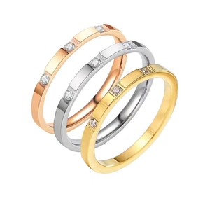 Dreiteiliges stapelbares Titanstahl-Ring-Set mit Zirkonia in Gold, Silber und Roségold