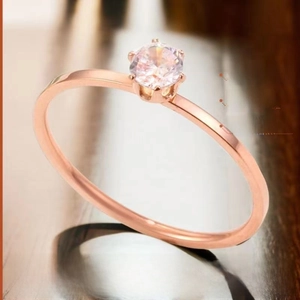 Bague classique en acier titane plaqué or rose 18K sertie d'un zircon rond brillant