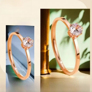 Bague en acier inoxydable plaqué or rose avec un zircon rond serti de six griffes élégantes