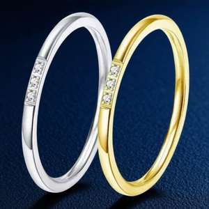 Minimalistisches Ring-Set aus Edelstahl in Gold und Silber mit funkelnden kleinen Diamanten
