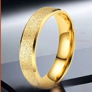 Bague en acier inoxydable doré mat avec placage or sous vide et intérieur poli lisse
