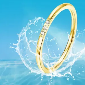 Minimalistischer goldener Titanstahlring mit drei Zirkonia-Steinen und wasserfest