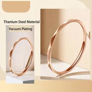 Bague géométrique en acier titane rose doré avec surface facettée plaquée sous vide