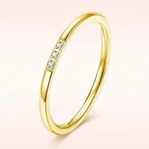 Minimalistischer Ring aus 18K vergoldetem Edelstahl mit drei eingelegten Zirkonia