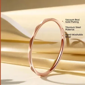 Bague minimaliste en acier titane or rose avec texture géométrique et fini poli