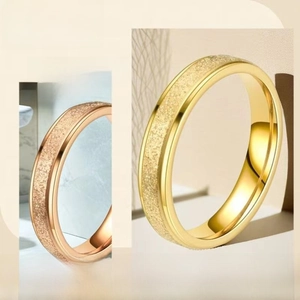 Détail d'une bague en acier titane avec placage sous vide doré et texture mate