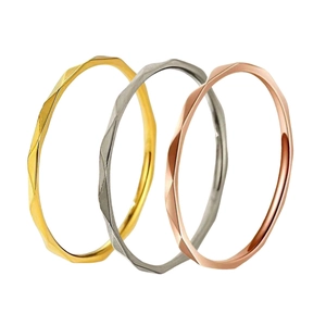 Lot de trois bagues géométriques en acier titane avec finitions or, argent et or rose