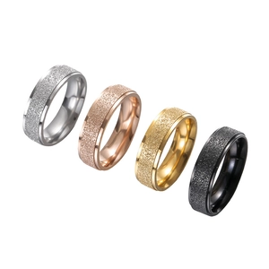 Anelli in acciaio inossidabile satinato in argento, oro rosa, oro e nero stile chic