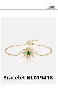 Détail du bracelet marguerite doré avec pierre verte et pétales en zircon blanc
