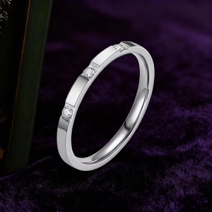 Bague fine en acier titane pour femme avec trois diamants incrustés sur anneau poli