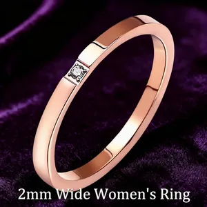 Gros plan d'une bague de 2mm en acier titane or rose avec un petit diamant carré