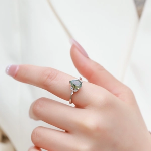 S925 sterling silver ring with pear-shaped green moss agate and white zircon side stones