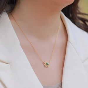 Daisy flower necklace in S925 silver with gold plating and green emerald center