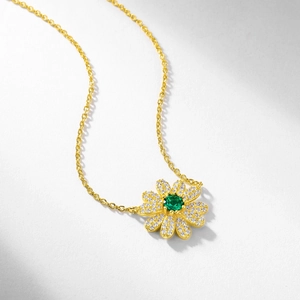 Luxurious S925 silver gold plated daisy necklace with emerald and white zircon stones