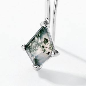 Rhombus moss agate belly ring with S925 silver finish and heart-shaped prongs