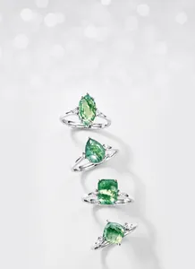 Vue macro de bagues en argent S925 avec agate mousse verte naturelle en quatre coupes variées