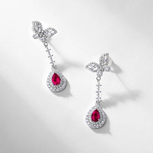 Boucles d'oreilles papillon en argent S925 avec rubis taille poire et brillants éclats