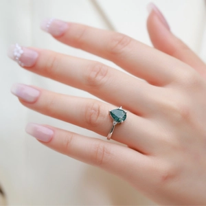 Bague en argent S925 avec agate mousse taille poire et diamants portée sur la main