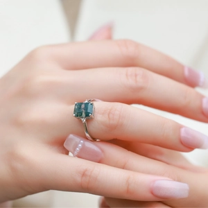 Bague en argent S925 avec agate mousse verte rectangulaire portée à la main