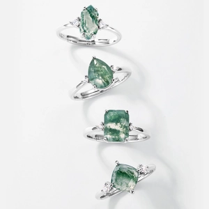 Ensemble de quatre bagues en argent S925 avec agates mousse vertes de formes variées