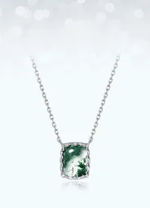 Détail macro du pendentif en agate mousse avec sertissage ondulé en argent S925