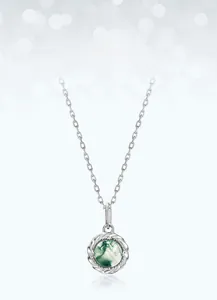 Dettaglio della collana in argento S925 con pendente in agata muschiata e bordo a corda